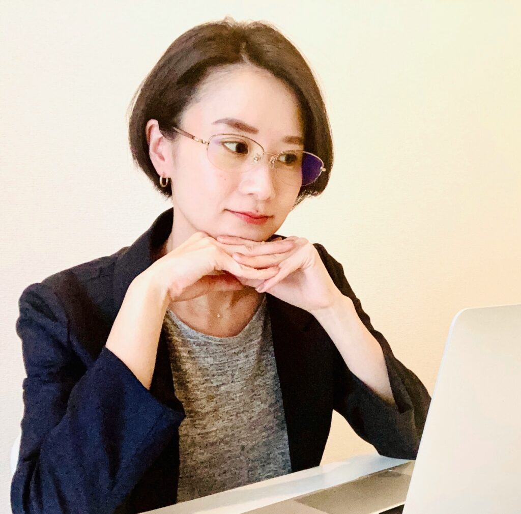 考える女性