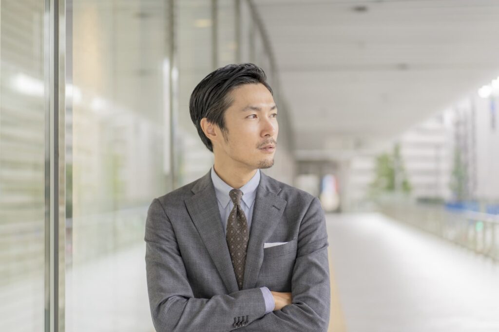 腕を組んで考える男性